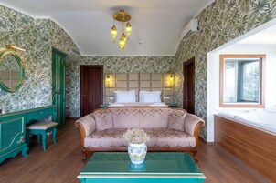 Un dormitorio con cama, sofá, tocador y ventana.