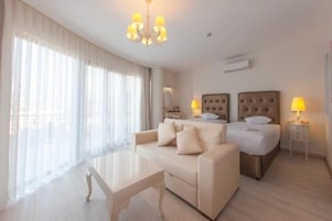 Quarto superior | Frigobar, cofres nos quartos, individualmente decorados