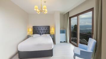 Standard Double Room, Lake View | Minibar, in-room safe, individually decorated, individually furnished