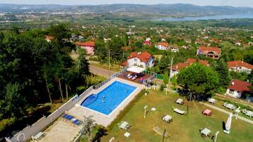 Una piscina al aire libre de temporada