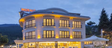 Façade de lâhĂ©bergement - soirĂ©e/nuit