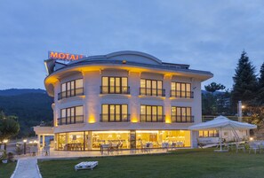 Front of property – evening/night - Motali Life Hotel (Kartepe)