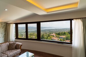 Quarto quádruplo superior | Frigobar, cofres nos quartos, individualmente decorados