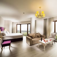 Quarto superior | Frigobar, cofres nos quartos, individualmente decorados