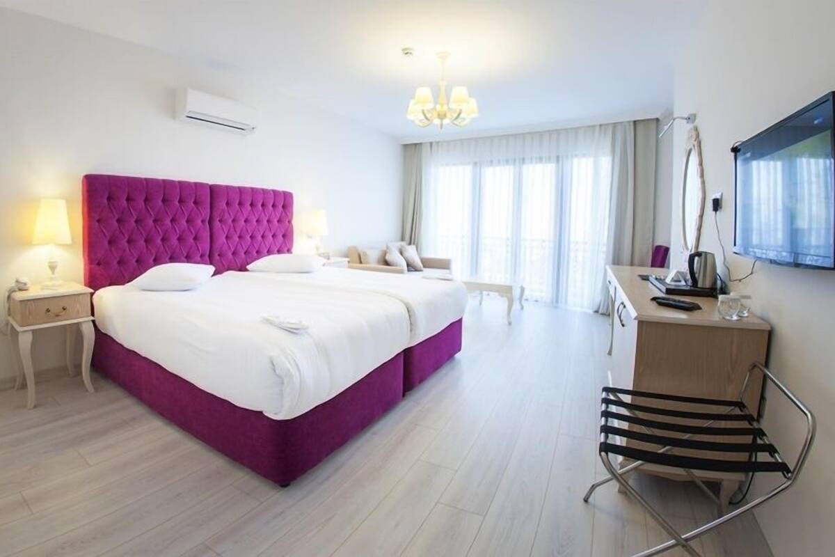 Habitación Deluxe, vista al lago | Minibar, caja de seguridad en la habitación y cortinas blackout 