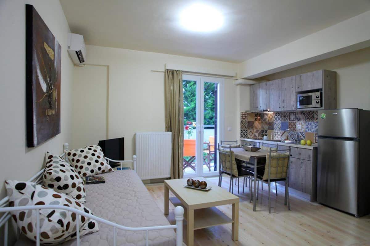 Departamento, 1 habitación | Área de sala de estar | Televisión de plasma
