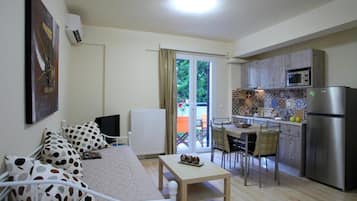 Departamento, 1 habitación | Área de sala de estar | Televisión de plasma