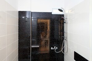 Chambre triple | Salle de bain | Douche, articles de toilette (gratuits), séchoir à cheveux