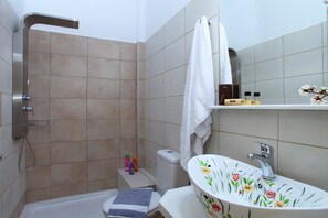 Shower, free toiletries, hair dryer, towels - Niriides (Lefkada)