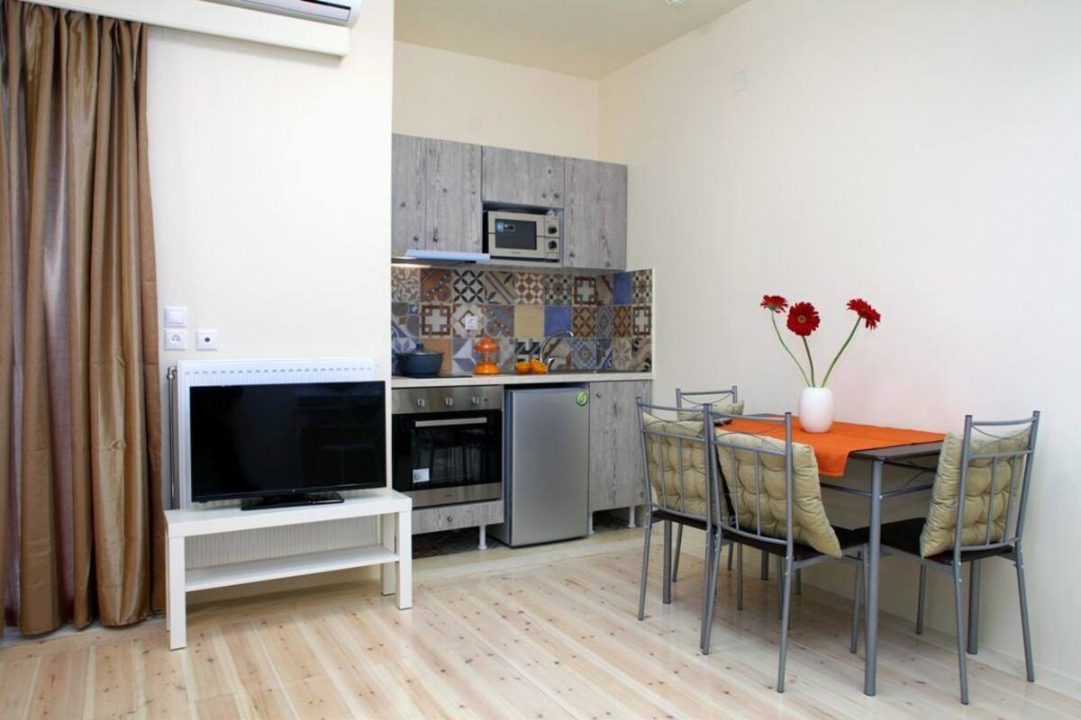 Double Room | Private kitchen | Coffee/tea maker, fridge, microwave, stovetop