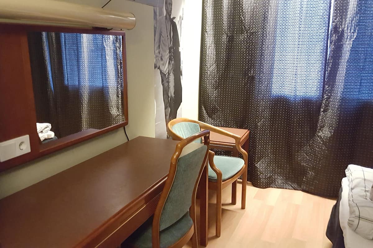 ห้องอีโคโนมีทวิน | เครื่องนอนระดับพรีเมียม, เตียงพร้อมฟูกเสริมที่นอน, โต๊ะทำงาน
