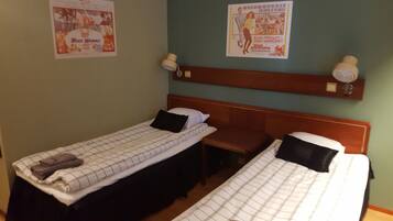 Economy Twin Room | Premium bedding, pillowtop beds, desk, laptop workspace