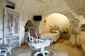 Deluxe Suite, Valley View (PiGreco) | Premium bedding, minibar, in-room safe, soundproofing