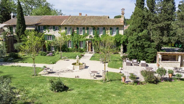 A large, traditional house with a courtyard, stone pathway, and outdoor seating area. - Domaine de Rhodes (Avignon)