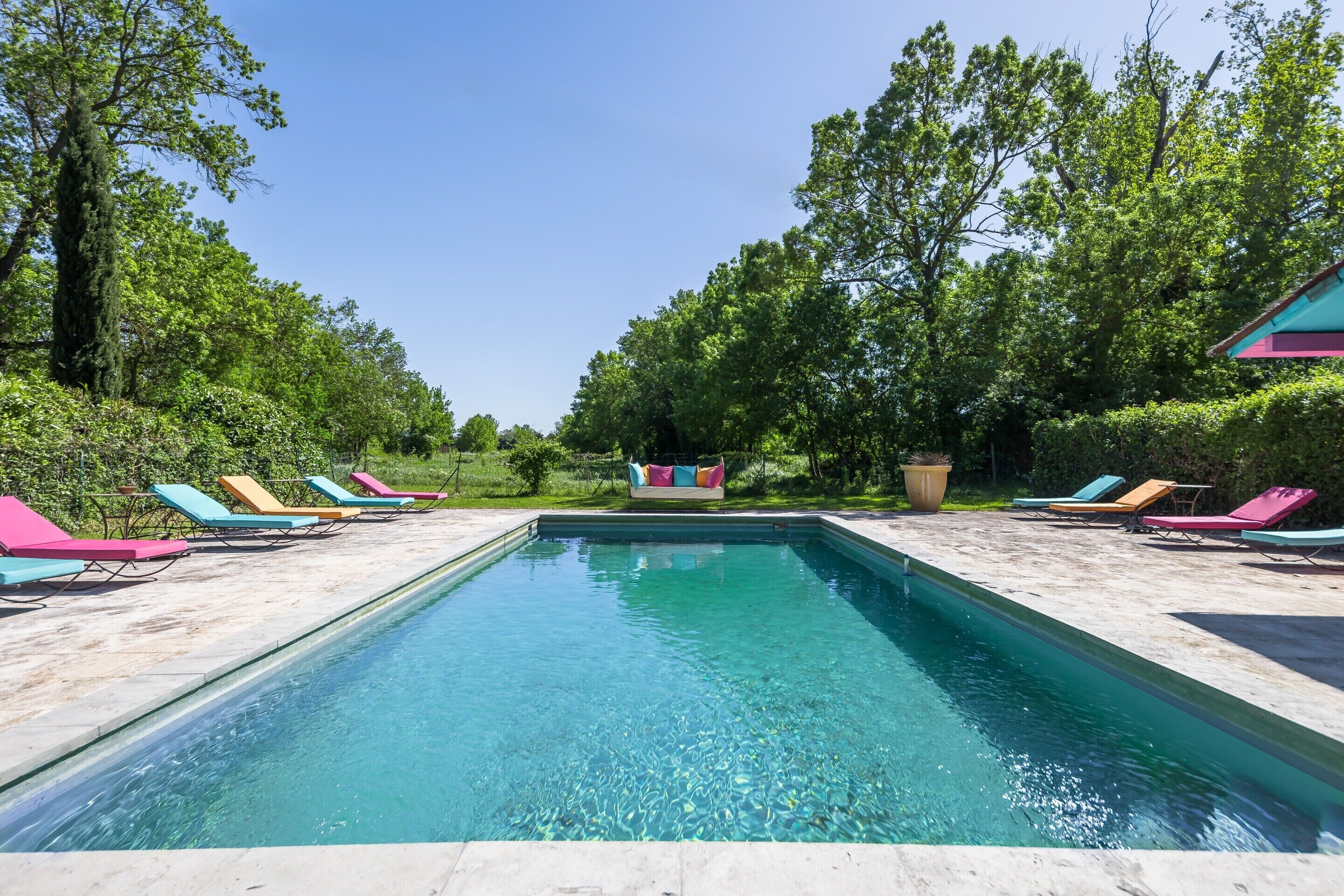 Kolam renang outdoor, dengan kursi berjemur