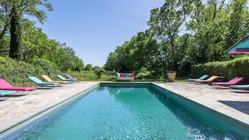 Kolam renang outdoor, dengan kursi berjemur