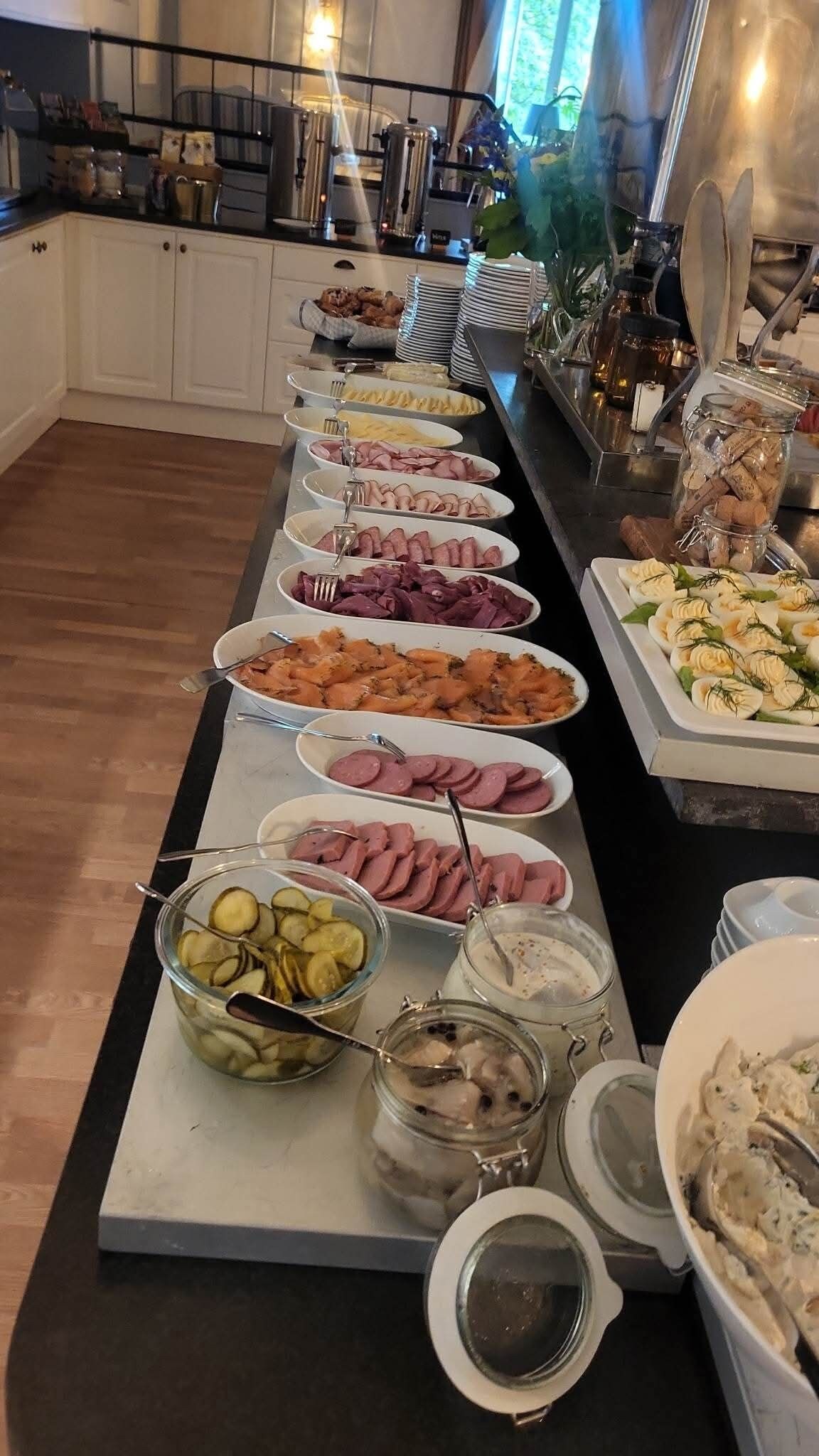 Ein Buffet mit verschiedenen Speisen und Beilagen.