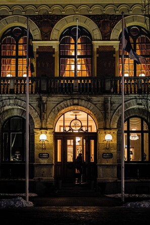 A historic building with arched windows and a grand entrance. - Haparanda Stadshotell (Haparanda)