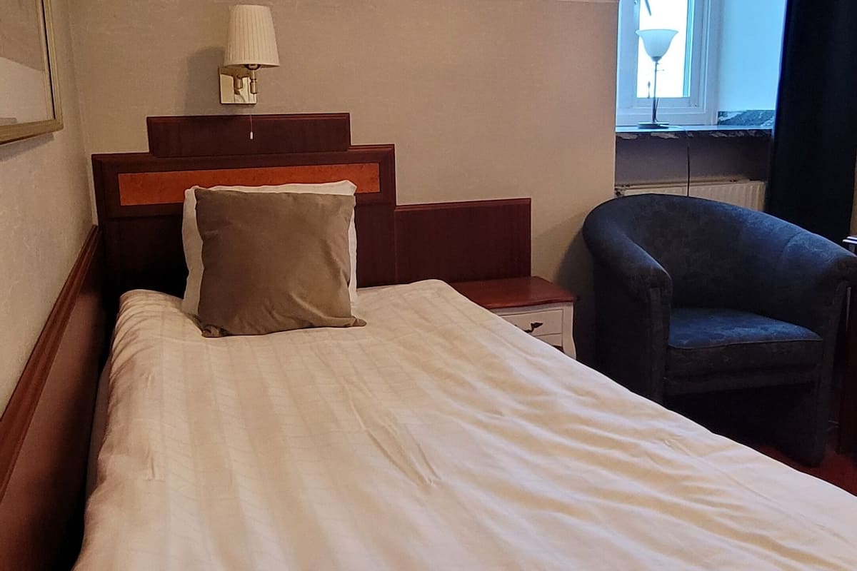 single room | 1 bedroom, desk, iron/ironing board, free cots/infant beds