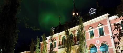 Fachada de la propiedad por la tarde o noche