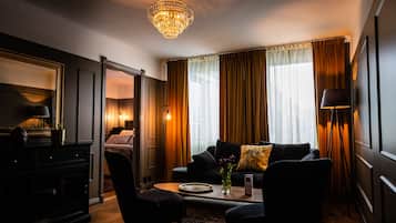 Bureau, fer et planche à repasser, lits bébé (gratuits)