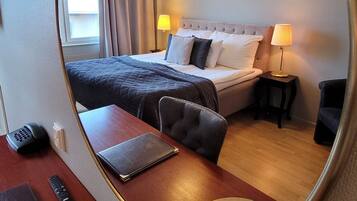 Kamar Double atau Twin | Meja kerja, setrika/meja setrika, dan tempat tidur bayi gratis