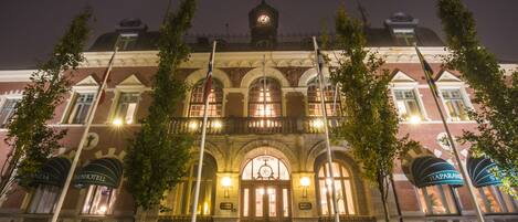 Fachada da propriedade à noite