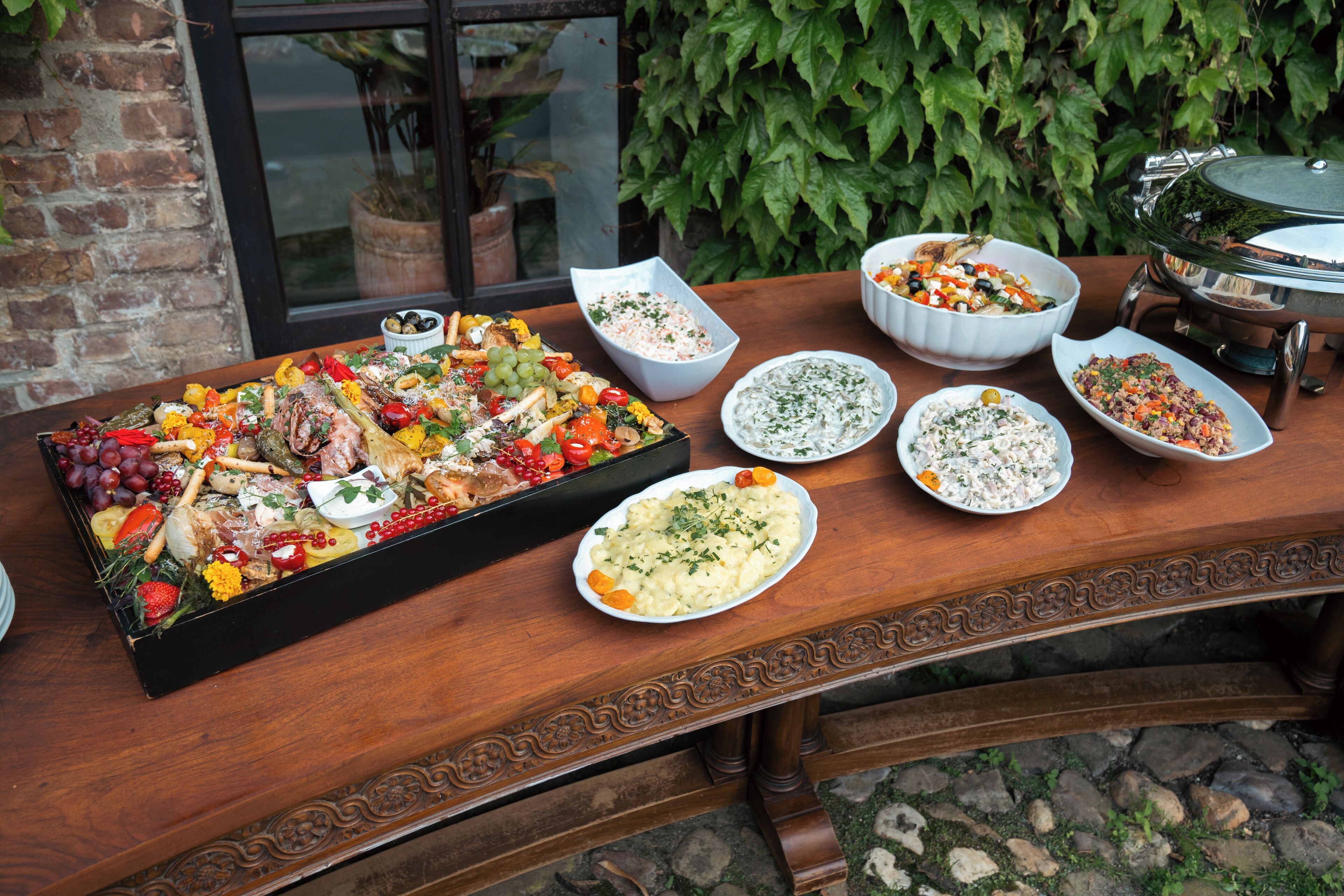 breakfast, lunch, dinner served; international cuisine