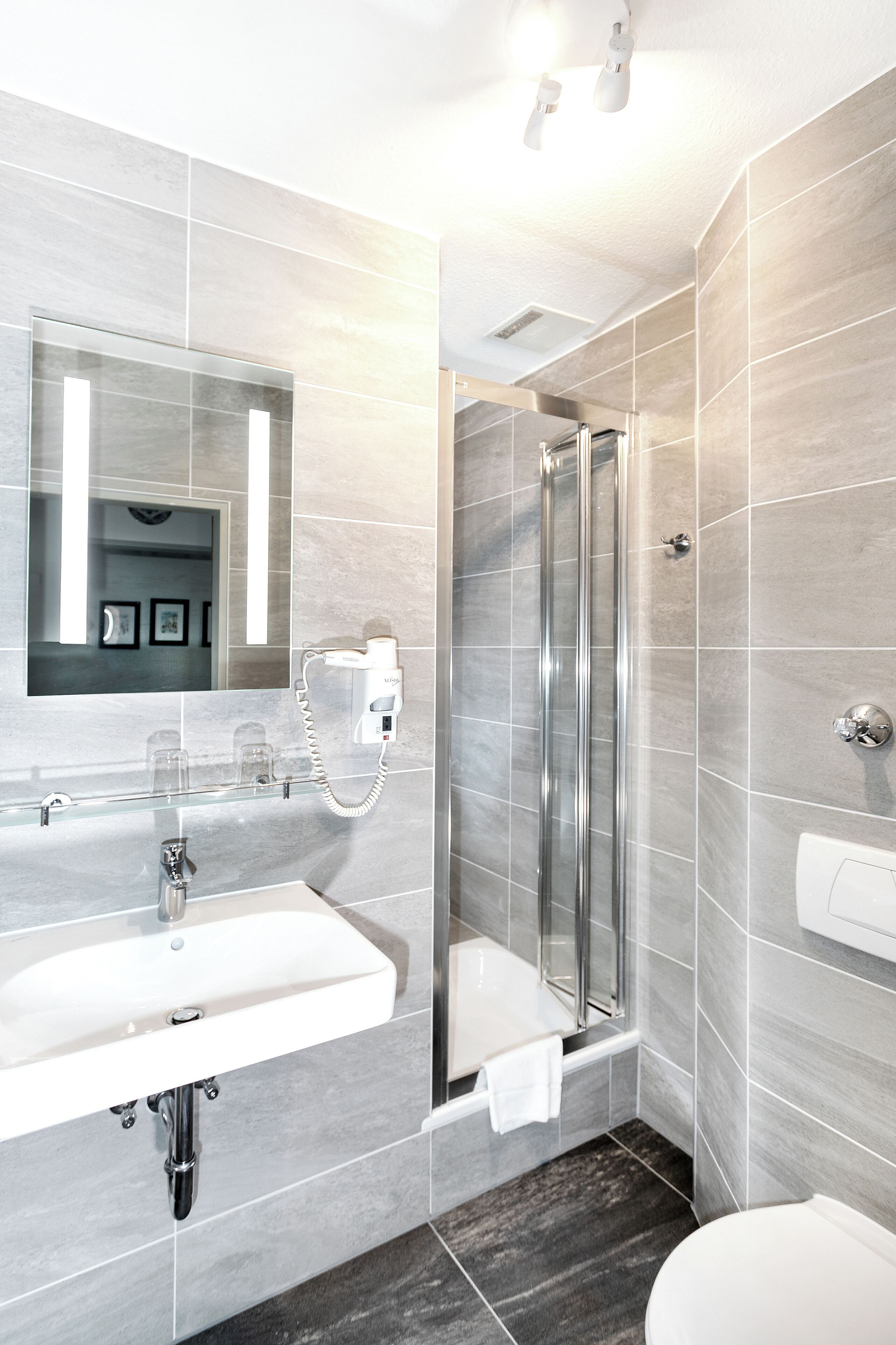 design double room | bathroom | deep-soaking bathtub, free toiletries, hair dryer, towels