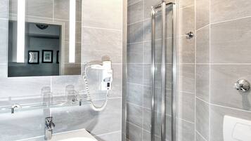 Design-Doppelzimmer | Badezimmer | Komfortbadewanne, kostenlose Toilettenartikel, Haartrockner, Handtücher