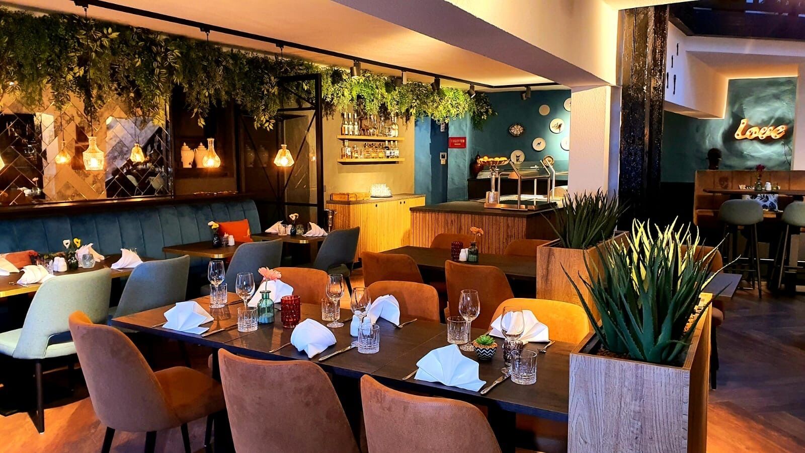 breakfast, lunch, dinner served; international cuisine