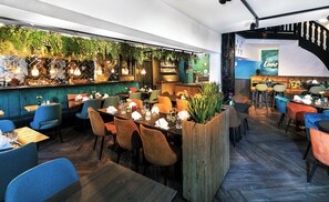 Se sirven desayunos, almuerzos y cenas; cocina internacional