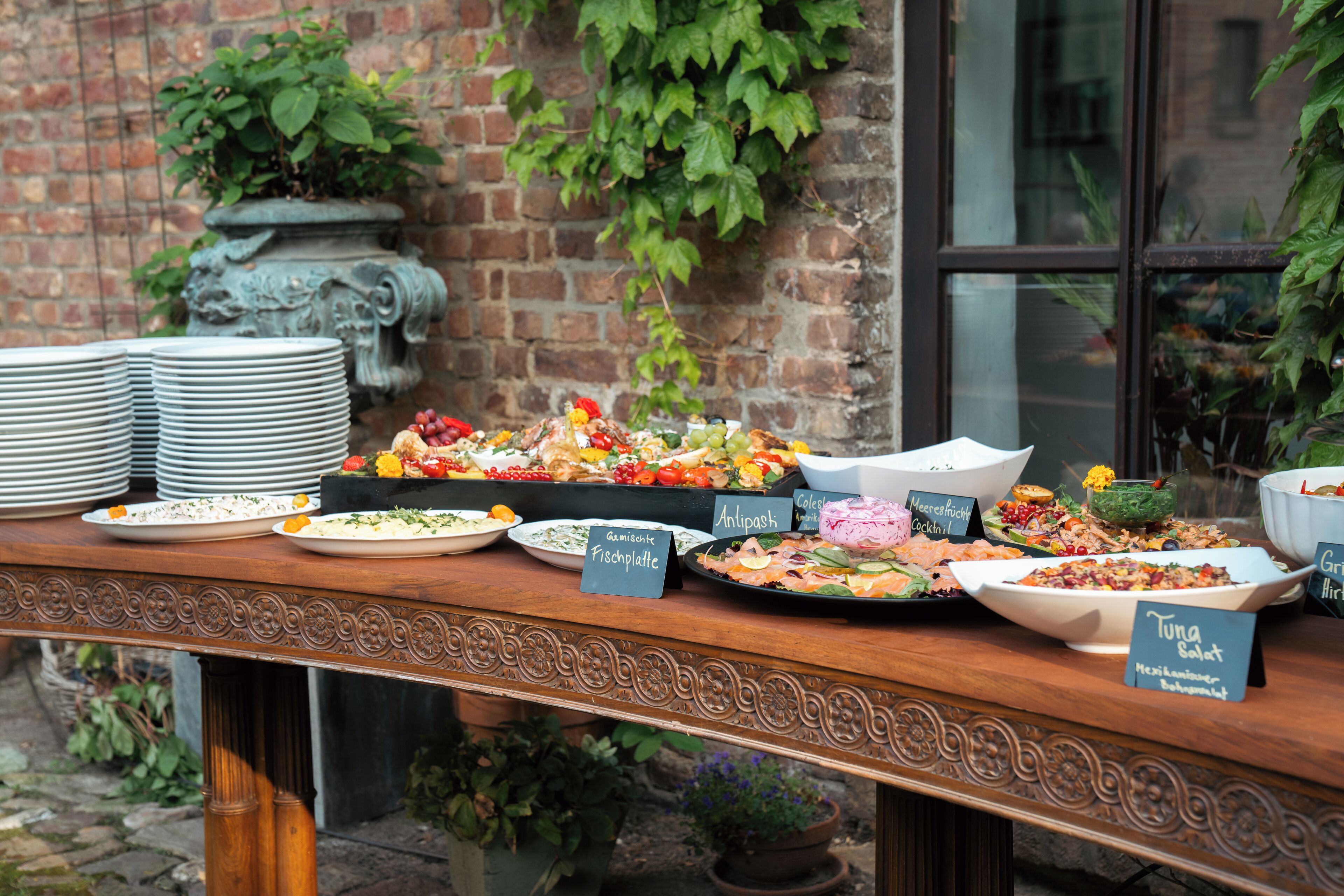 breakfast, lunch, dinner served; international cuisine