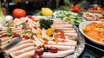 Café da manhã com buffet todos os dias (EUR 21 por pessoa)