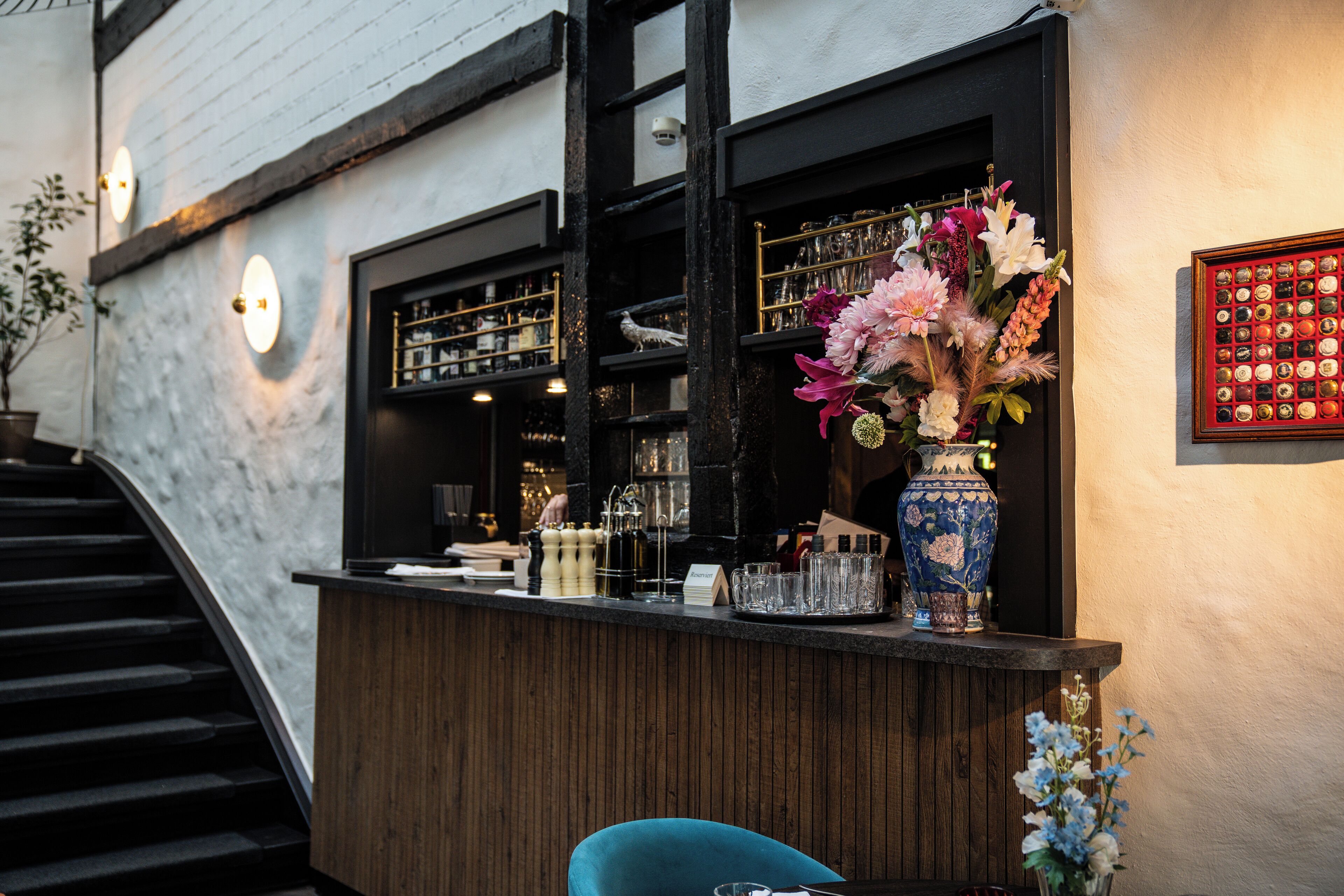 breakfast, lunch, dinner served; international cuisine