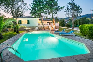 Piscina externa, espreguiçadeiras