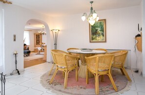 Villa, 3 Schlafzimmer | Essbereich im Zimmer