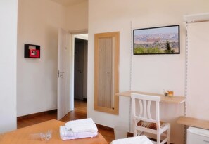 Minibar, in-room safe, desk, cots/infant beds - Villa Achibea (Agrigento)