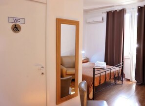 Minibar, in-room safe, desk, cribs/infant beds - Villa Achibea (Agrigento)
