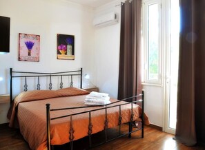 Minibar, in-room safe, desk, cots/infant beds - Villa Achibea (Agrigento)