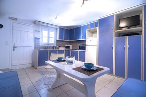 Studio, Pool Access (Breeze) | Private kitchen | Full-size fridge, microwave, oven, stovetop