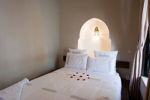 Dobbeltrom (Jasmin) | Safe på rommet, blendingsgardiner og barnesenger (inkludert)