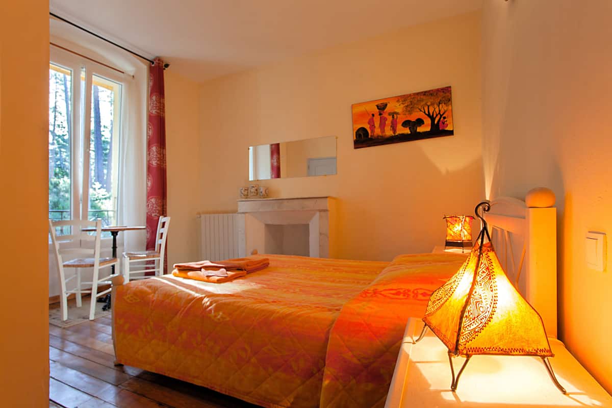 Une chambre à coucher avec un lit, un bureau et une chaise.