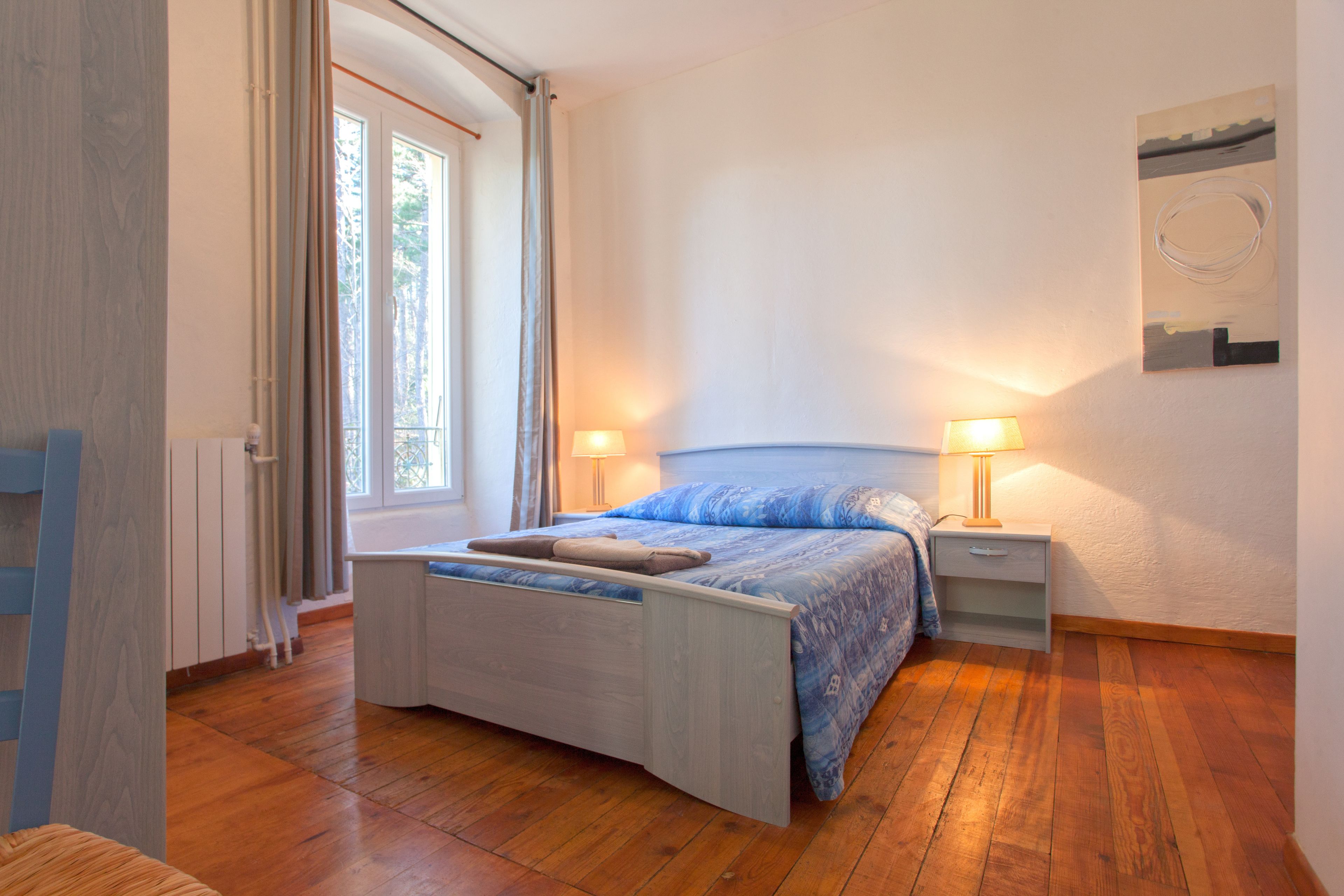 Familie vierpersoonskamer, uitzicht op bergen | Een bureau, geluiddichte muren, gratis wifi