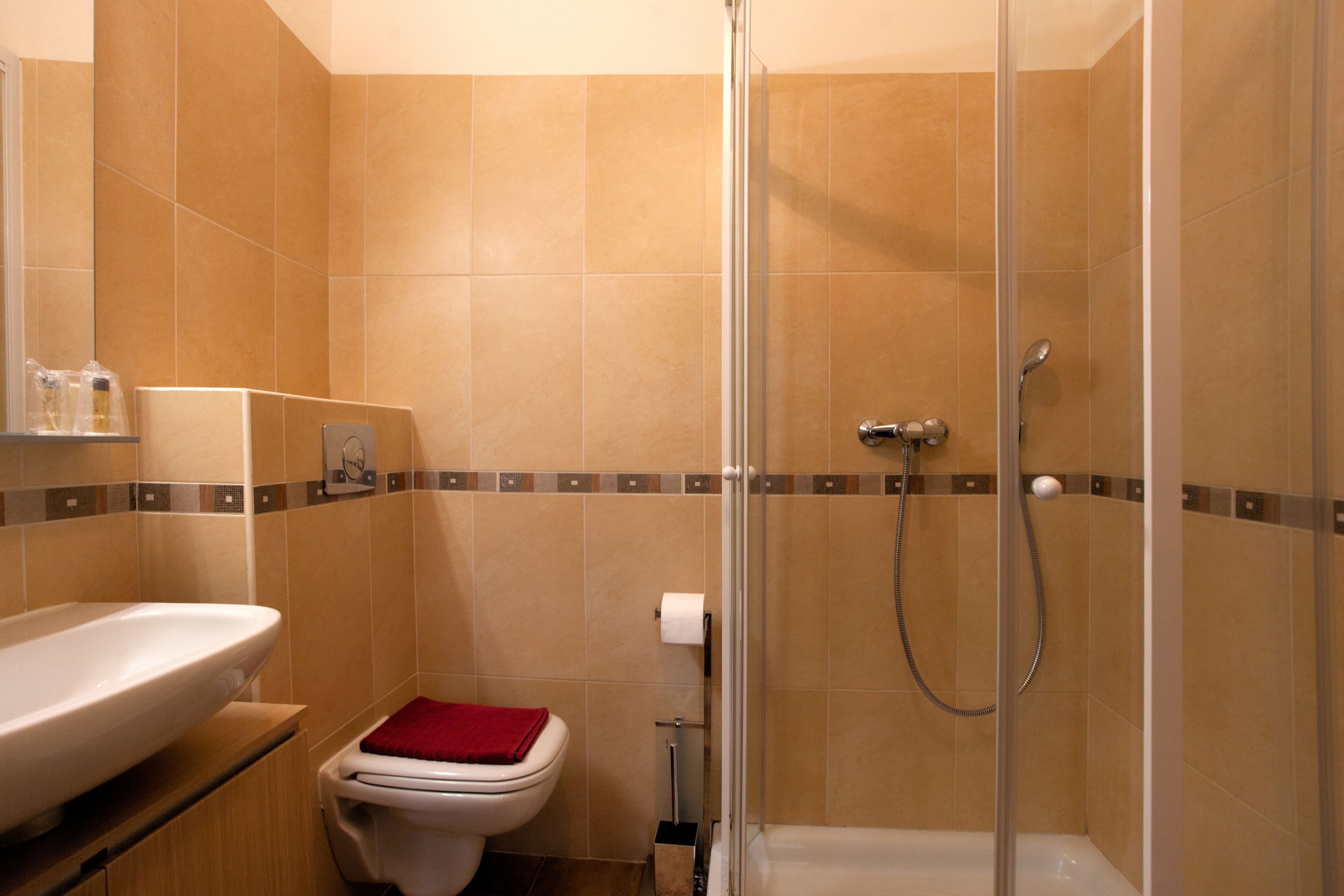Ein Badezimmer mit Dusche, Toilette und Waschbecken.