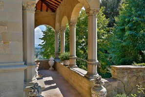 Exterior detail - Villa Le Fontanelle (Florence)