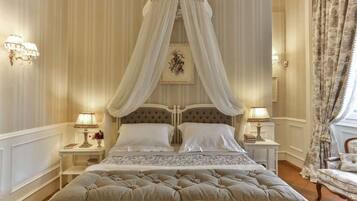 Junior Suite (Piscina) | Minibar, in-room safe, iron/ironing board, cribs/infant beds