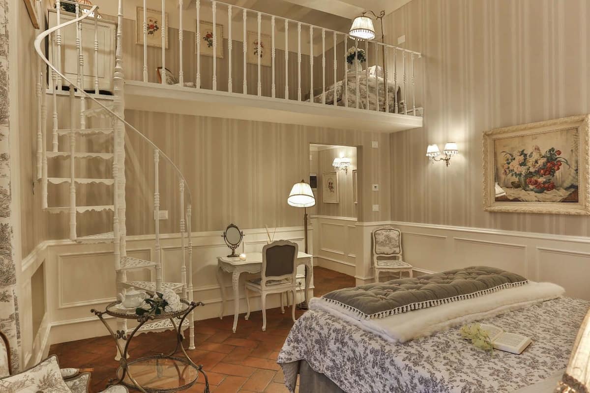 Junior Suite (Piscina) | Minibar, in-room safe, iron/ironing board, cribs/infant beds