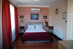 Quarto superior | Quartos à prova de som, ferros/tábuas de passar roupa, Wi-Fi de cortesia