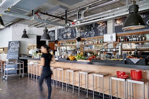 Petit déjeuner, déjeuner et dîner servis sur place